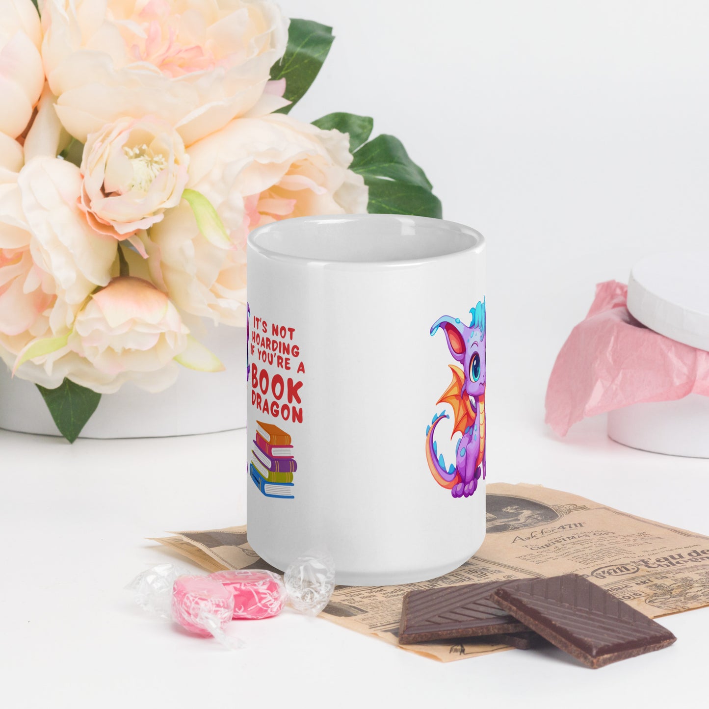 Mug blanc brillant avec motif dragon livre