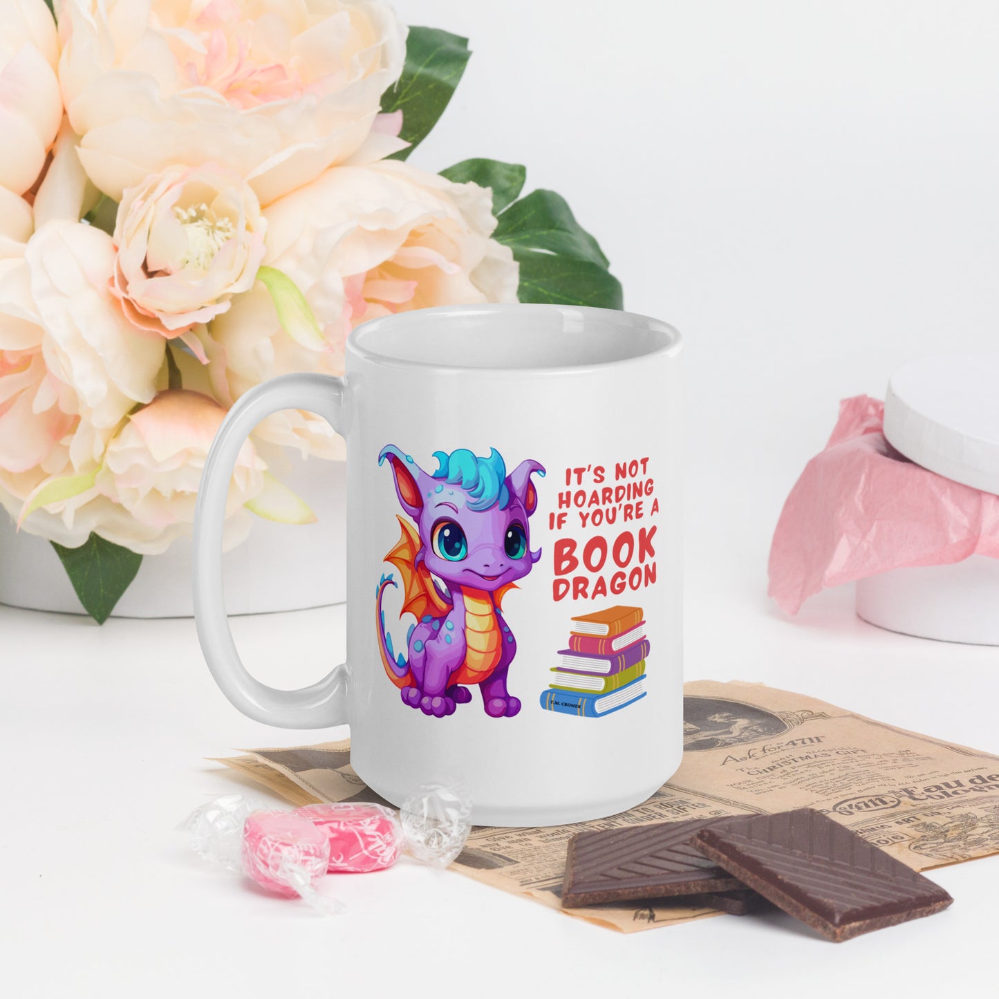 Mug blanc brillant avec motif dragon livre